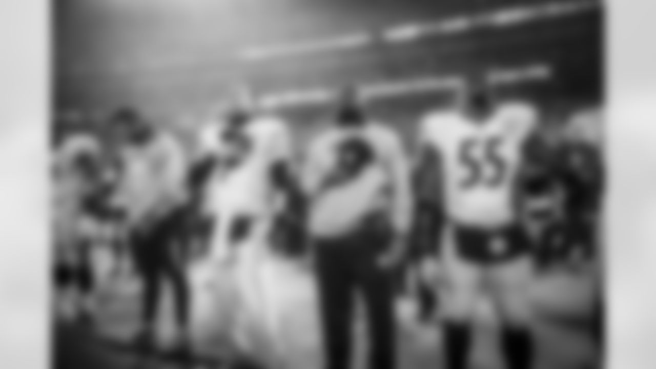 Ben Roethlisberger, head coach Mike Tomlin, and Arthur Moats