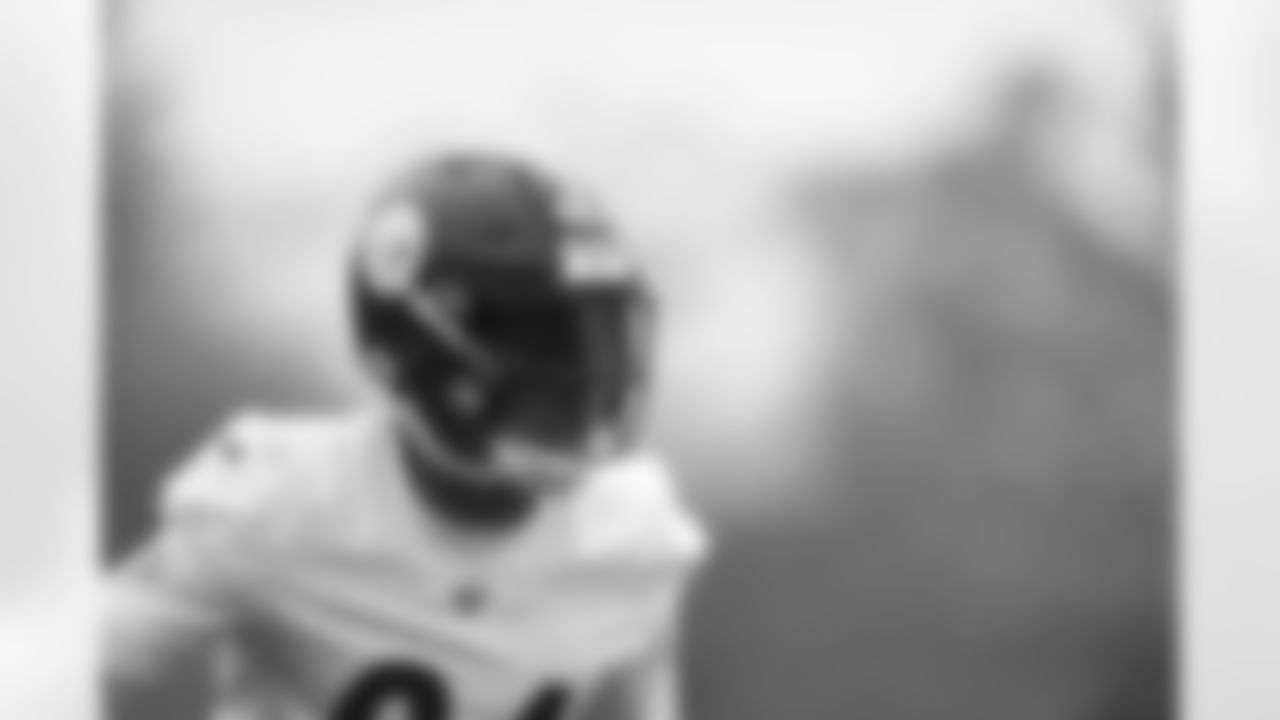 Pittsburgh Steelers running back Benny Snell Jr. (24) practices at the UPMC Rooney Sports Complex preparing for a Week 6 matchup against the Cleveland Browns, Friday, Oct. 16, 2020 in Pittsburgh, PA. (Karl Roser / Pittsburgh Steelers)