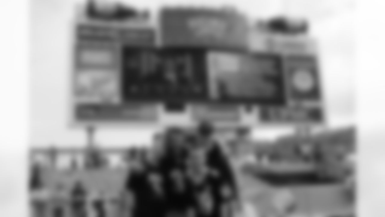 08_DraftDay_HeinzField_dh_385