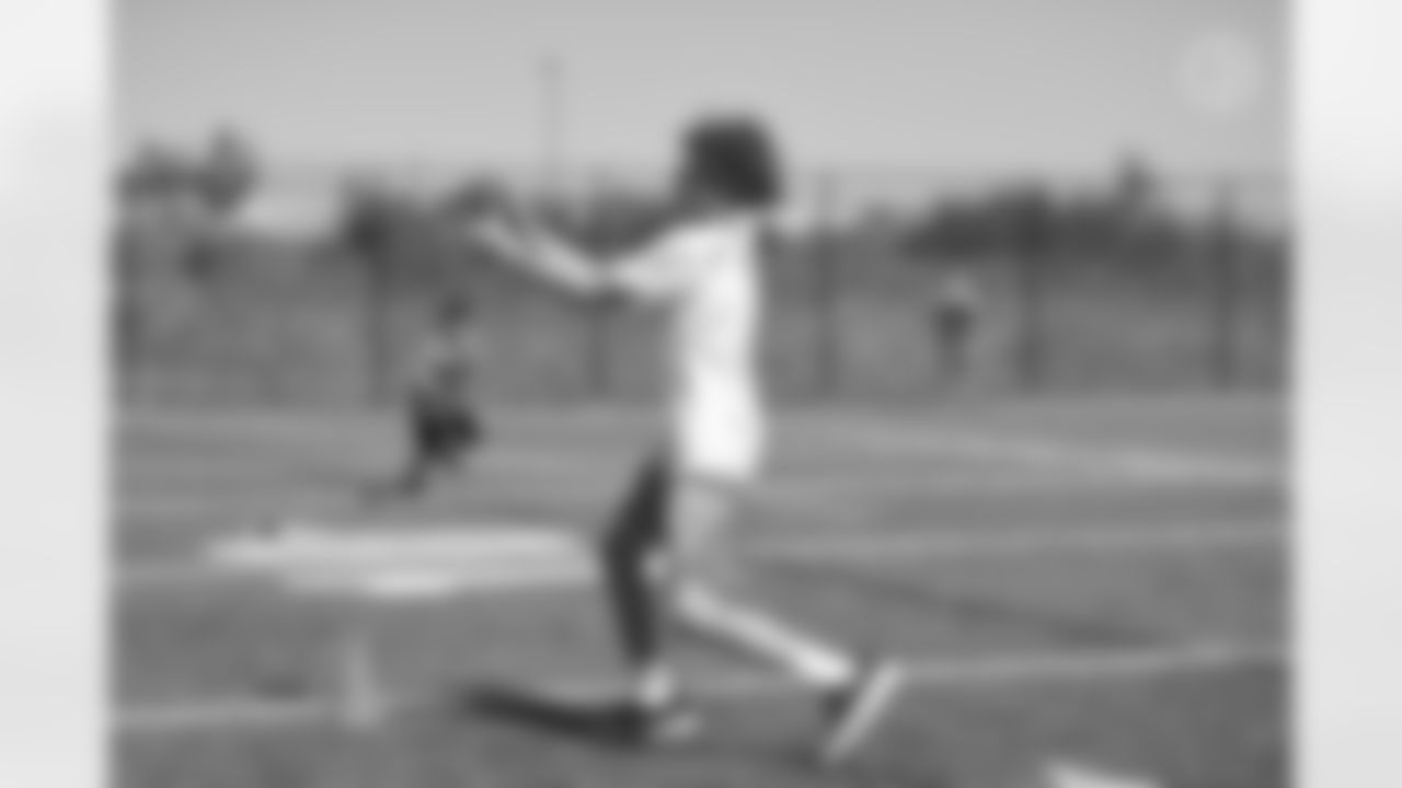 The Steelers host a 2021 Youth Football Camp at Highlands Sports Complex Monday, June 28, 2021 in Triadelphia, WV. (Caitlyn Epes / Pittsburgh Steelers)