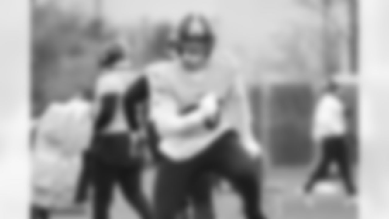 Pittsburgh Steelers linebacker T.J. Watt (90) during practice at the UPMC Rooney Sports Complex preparing for a Week 8 matchup against the Cleveland Browns, Thursday, Oct. 28, 2021 in Pittsburgh, PA. (Caitlyn Epes / Pittsburgh Steelers)