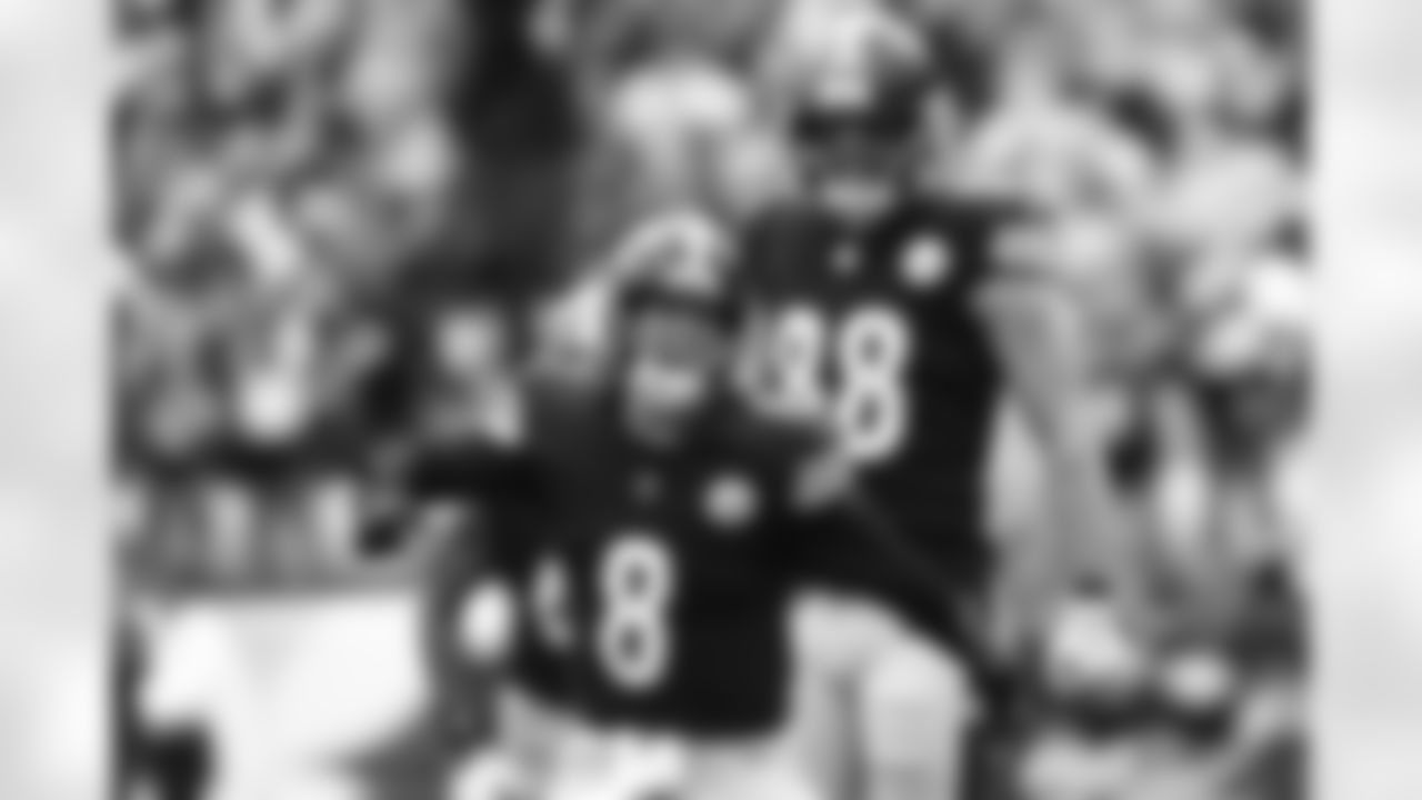 Pittsburgh Steelers quarterback Kenny Pickett (8) and Pittsburgh Steelers tight end Pat Freiermuth (88) during a regular season game between the Pittsburgh Steelers and the New York Jets, Sunday, Oct. 2, 2022 in Pittsburgh, PA. (Jared Wickerham / Pittsburgh Steelers)