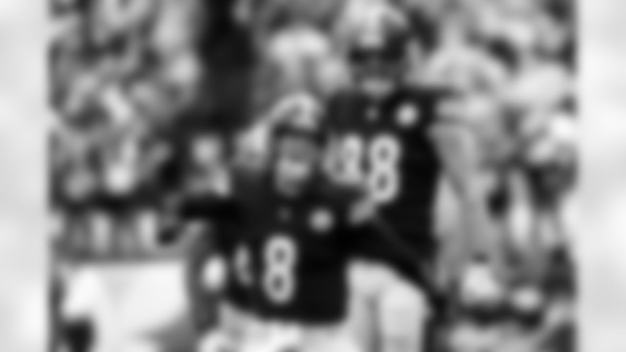 Pittsburgh Steelers quarterback Kenny Pickett (8) and Pittsburgh Steelers tight end Pat Freiermuth (88) during a regular season game between the Pittsburgh Steelers and the New York Jets, Sunday, Oct. 2, 2022 in Pittsburgh, PA. (Jared Wickerham / Pittsburgh Steelers)