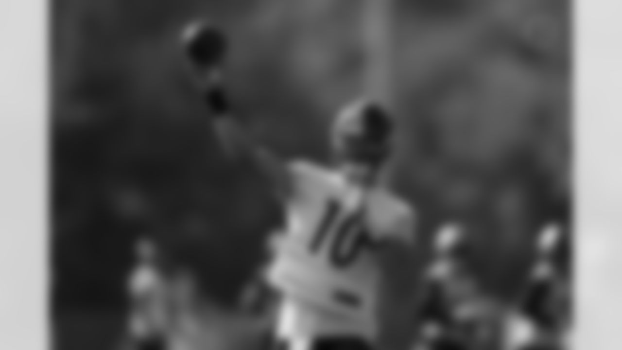 Pittsburgh Steelers quarterback Mitch Trubisky (10) during practice at the UPMC Rooney Sports Complex preparing for a Week 4 matchup against the Houston Texans Friday, Sept. 29, 2023 in Pittsburgh, PA. (Karl Roser / Pittsburgh Steelers)
