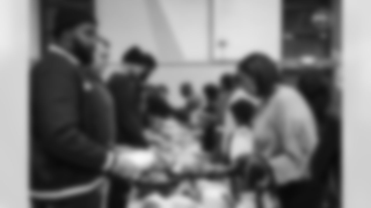 Pittsburgh Steelers offensive line distributes Thanksgiving meals at the Community Empowerment Association in Pittsburgh, PA. (Abigail Dean / Pittsburgh Steelers)