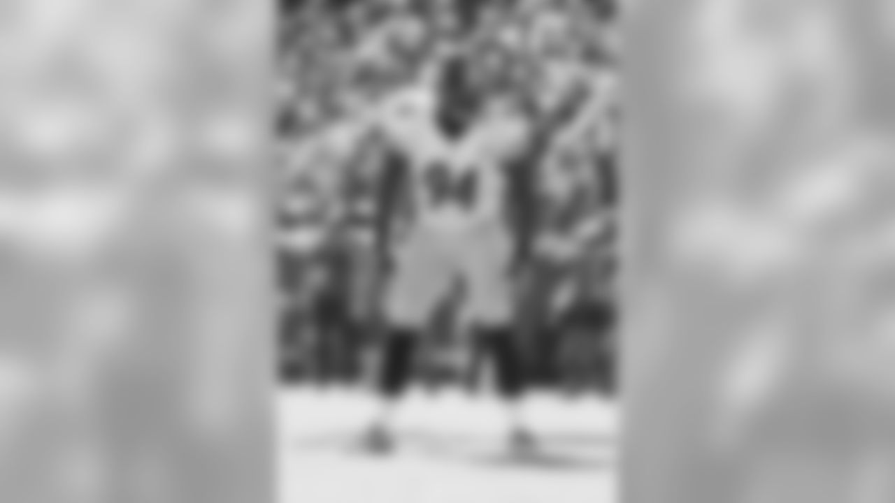 LB Lawrence Timmons lead the Steelers defense with 58 total tackles (37 solo and 21 assists) on the season. Timmons also has 1.5 sack and one interception in 2015.