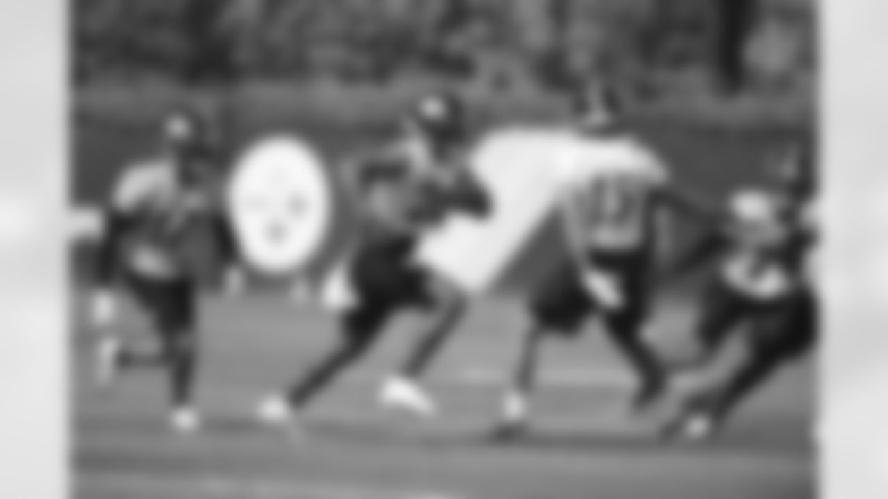 Pittsburgh Steelers running back Najee Harris (22) practices at the UPMC Rooney Sports Complex during rookie minicamp, Friday, May 14, 2021 in Pittsburgh, PA. (Caitlyn Epes / Pittsburgh Steelers)