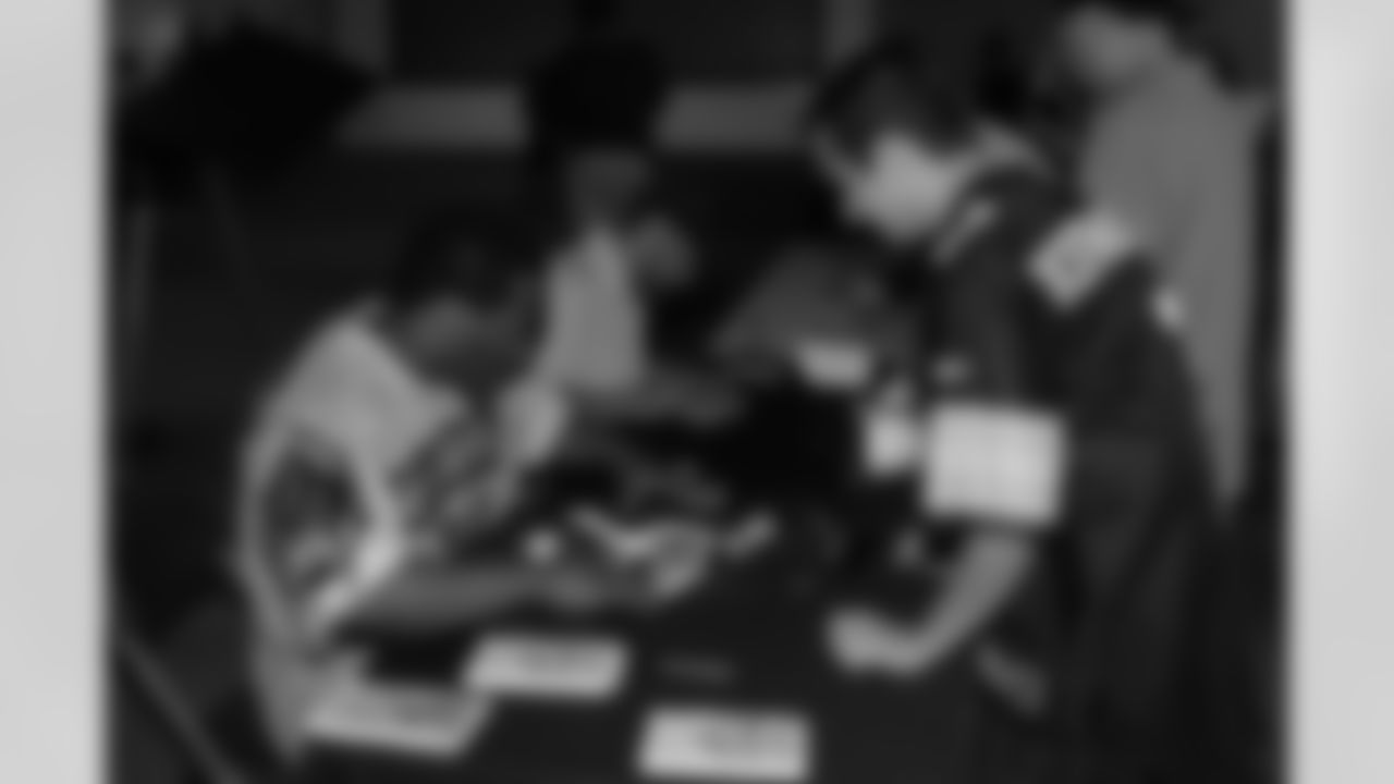 08_DraftDay_HeinzField_dh_294