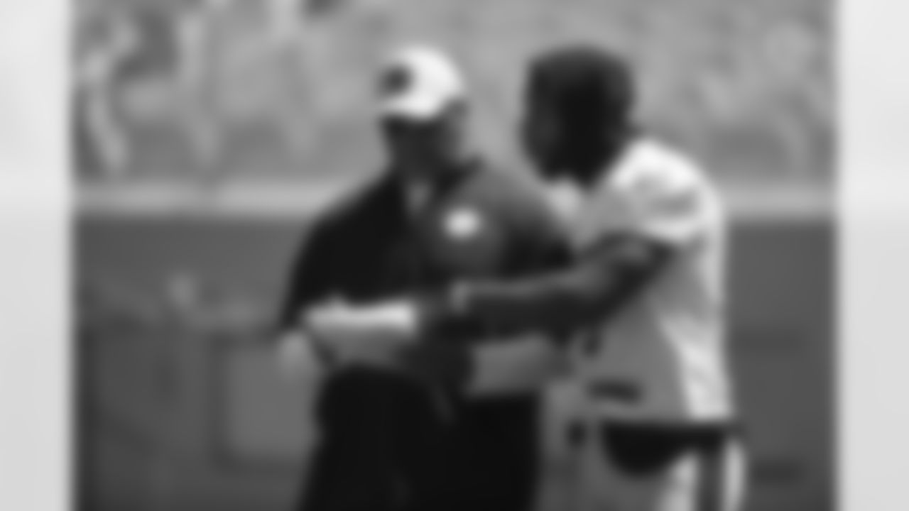 Pittsburgh Steelers Tight End Coach Alfredo Roberts and Pittsburgh Steelers tight end Eric Ebron (85) practice at Heinz Field during the 2021 Minicamp, Thursday June 17, 2021. (Karl Roser / Pittsburgh Steelers)