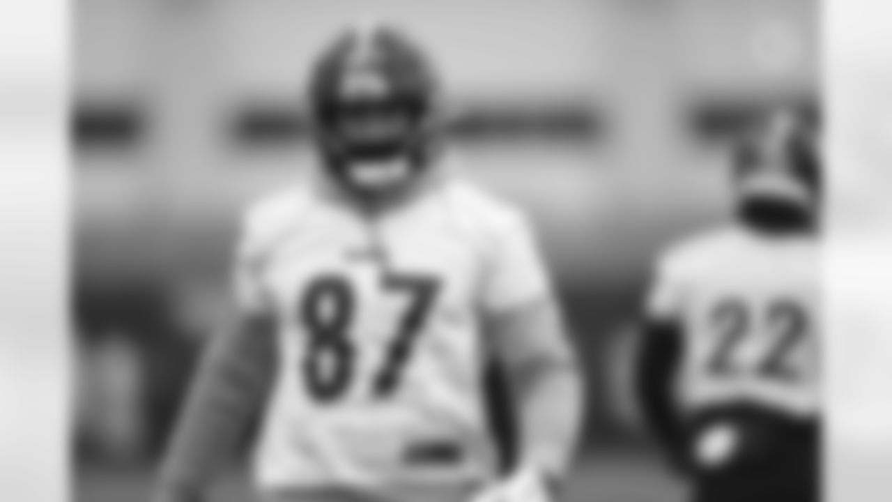 Pittsburgh Steelers tight end Kevin Rader (87) during practice at the UPMC Rooney Sports Complex preparing for a Week 12 matchup against the Cincinnati Bengals, Friday, Nov. 26, 2021 in Pittsburgh, PA. (Karl Roser / Pittsburgh Steelers)