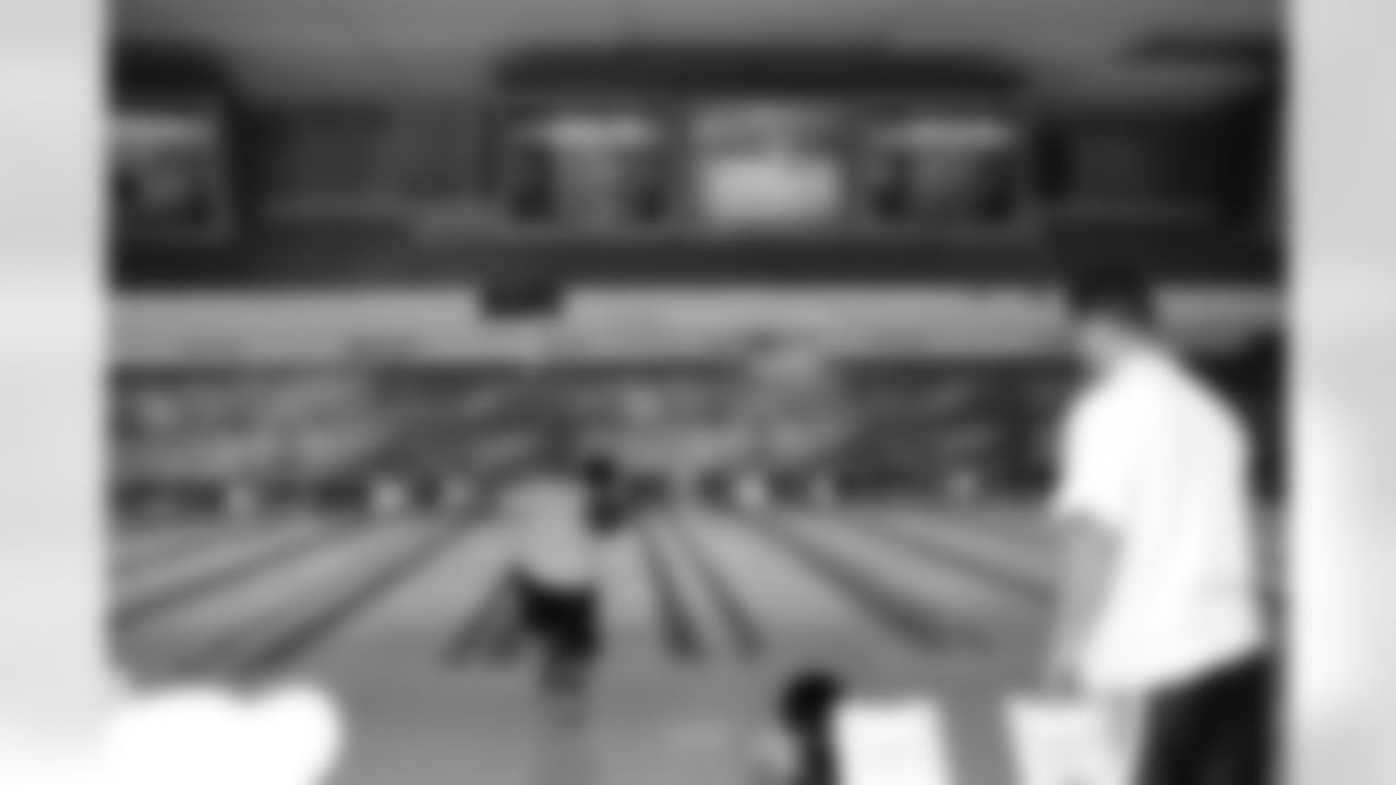 2010_steelers_team_bowling_001