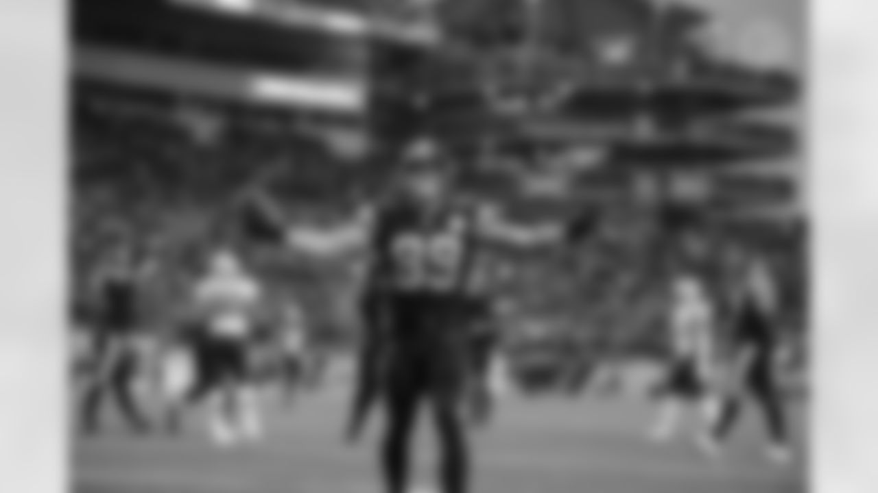Pittsburgh Steelers tight end Vance McDonald (89) retires
