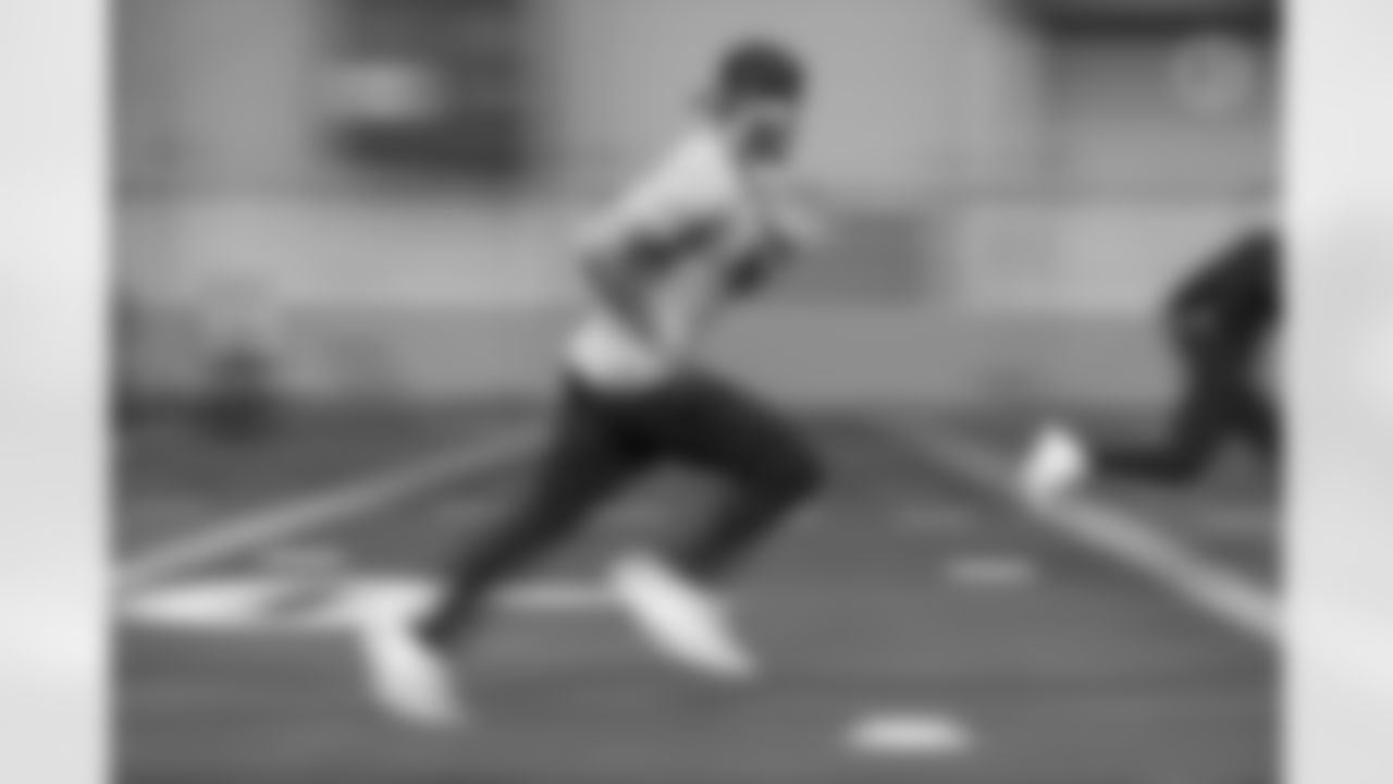Pittsburgh Steelers quarterback Mitch Trubisky (10) participates in Phase One of the voluntary offseason workout program, Wednesday April 20, 2022 at the UPMC Rooney Sports Complex. (Karl Roser / Pittsburgh Steelers)