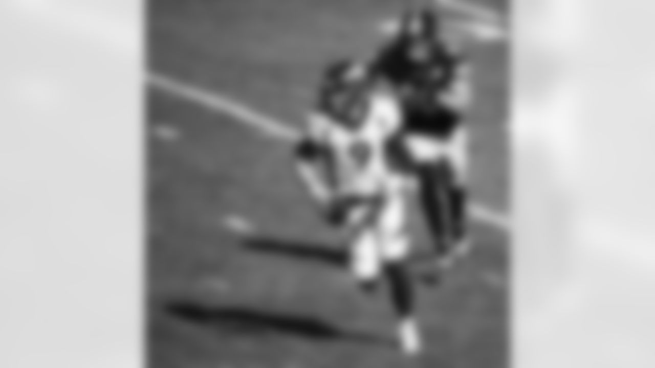 Pittsburgh Steelers linebacker T.J. Watt (90) chases the quarterback during a regular season game between the Pittsburgh Steelers and the Denver Broncos, Sunday, Sept. 20, 2020 in Pittsburgh, PA. (Caitlyn Epes / Pittsburgh Steelers)