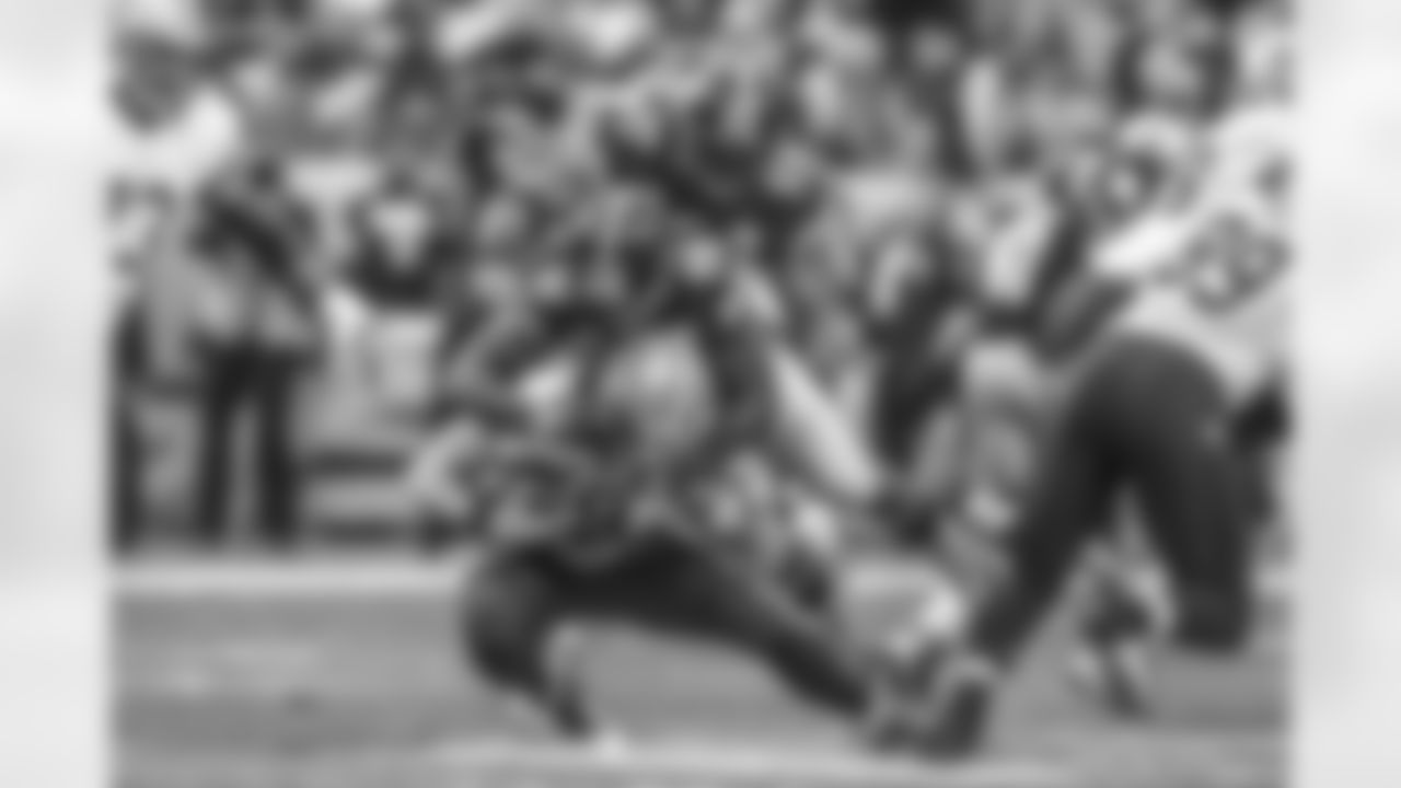 LB Vince Wiliams sacks Saints QB Drew Brees.