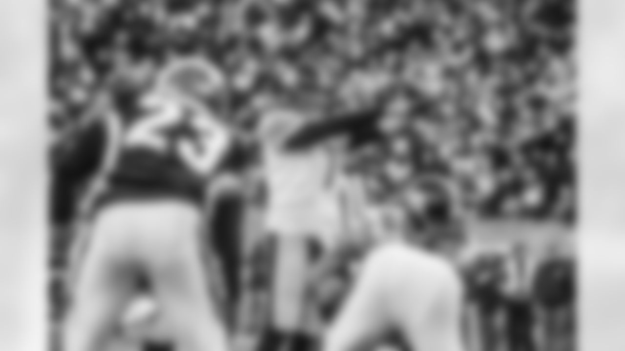 Ben Roethlisberger makes adjustments at the line of scrimmage against the Cincinatti Bengals.
