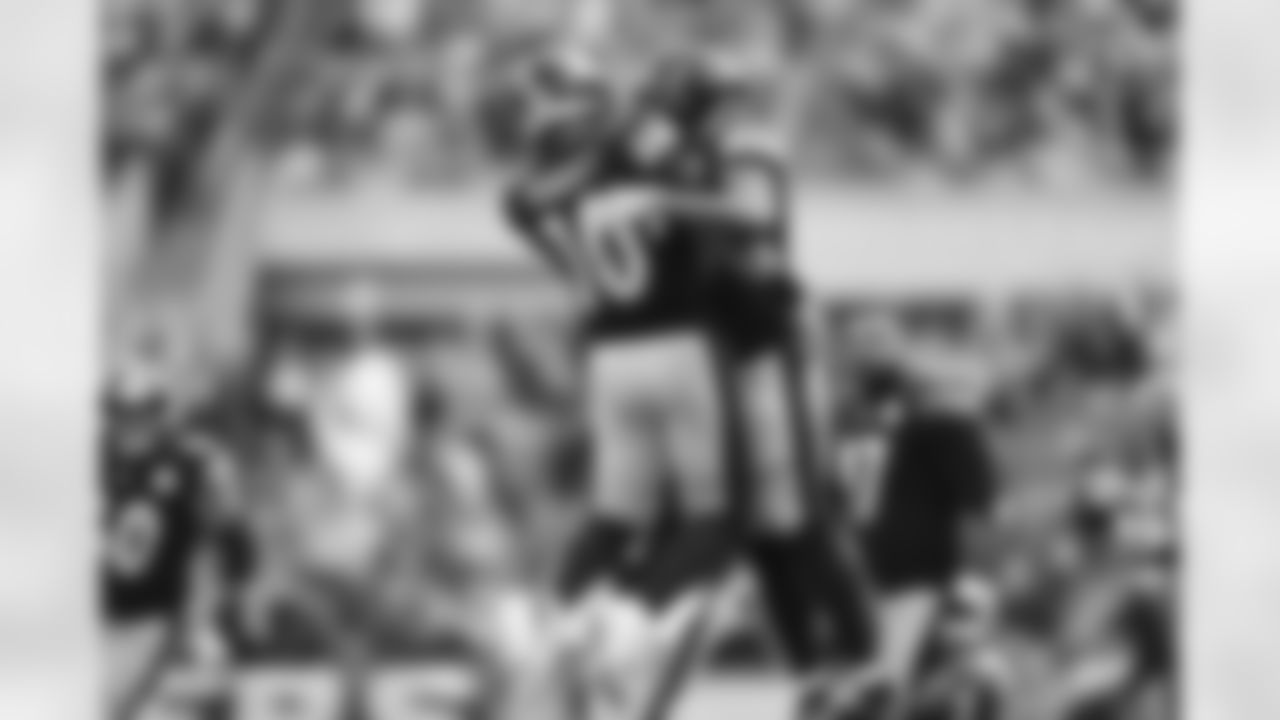 Pittsburgh Steelers quarterback Mitch Trubisky (10) and Pittsburgh Steelers tight end/fullback Connor Heyward (83) during a regular season game between the Pittsburgh Steelers and the Tampa Bay Buccaneers, Sunday, Oct. 16, 2022 in Pittsburgh, PA. (Karl Roser / Pittsburgh Steelers)
