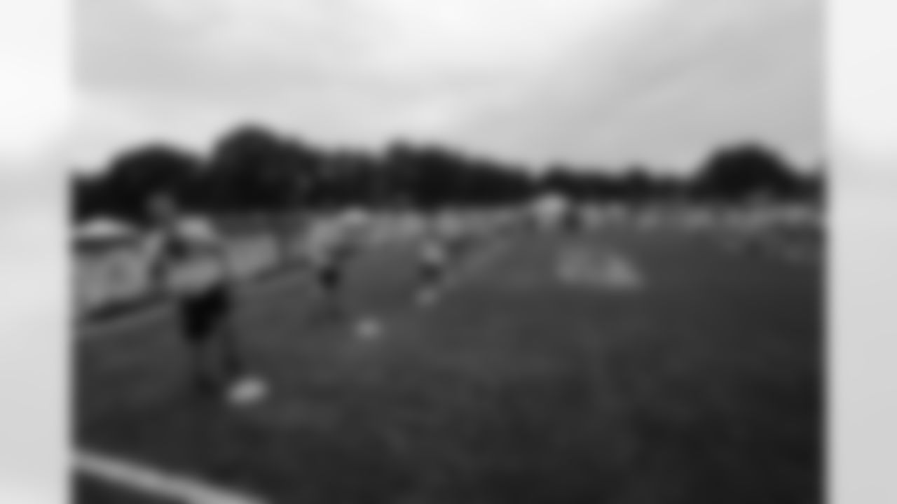 09_NFL_Clinic_Fans
