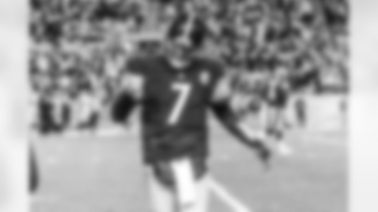Ben Roethlisberger celebrates as the Steelers defeat the Ravens 43-23.