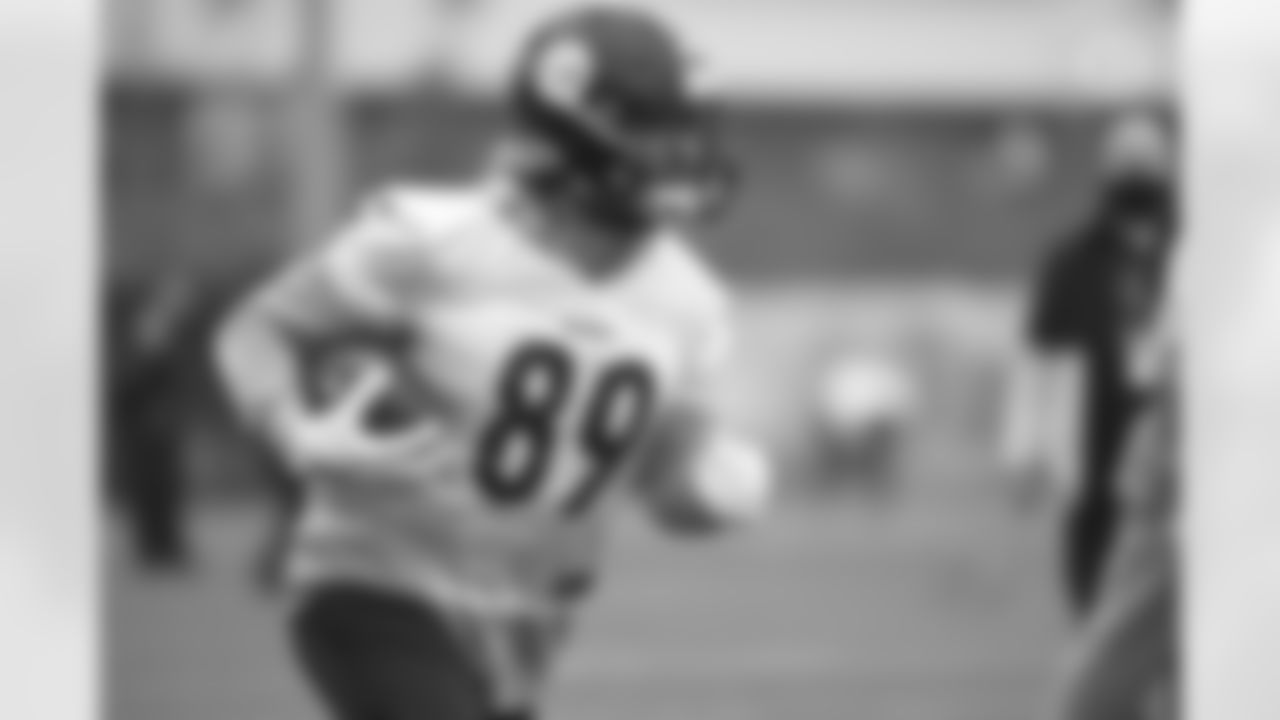 Pittsburgh Steelers tight end Vance McDonald (89) practices at the UPMC Rooney Sports Complex preparing for a Week 12 matchup against the Baltimore Ravens, Wednesday, Nov. 25, 2020 in Pittsburgh, PA. (Caitlyn Epes / Pittsburgh Steelers)