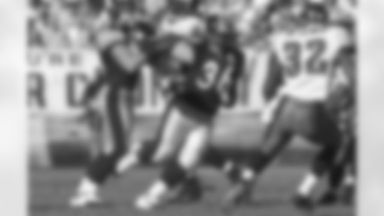 10,571 career rushing yards.
