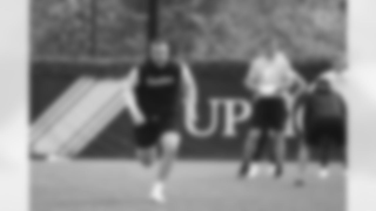 Pittsburgh Steelers tight end Pat Freiermuth (88) participates in Phase Two of the voluntary offseason workout program, Monday May 2, 2022 at the UPMC Rooney Sports Complex. (Caitlyn Epes / Pittsburgh Steelers)