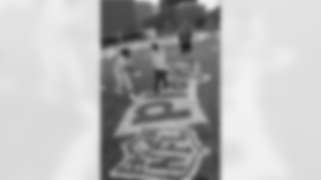 09_NFL_Clinic_Fans