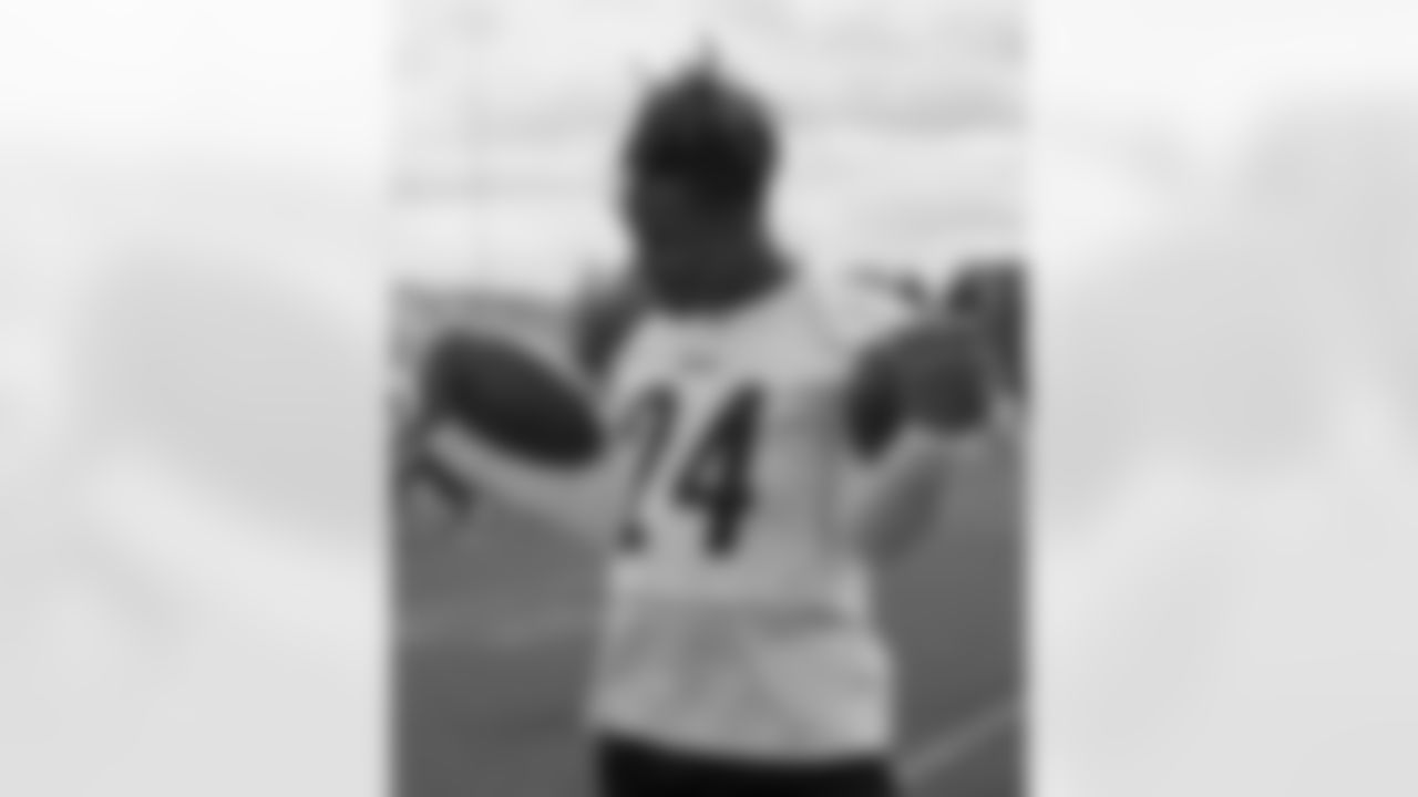 Pittsburgh Steelers running back Benny Snell Jr. (24) practices at the UPMC Rooney Sports Complex preparing for a Week 4 matchup against the Tennessee Titans, Wednesday, Sept. 30, 2020 in Pittsburgh, PA. (Karl Roser / Pittsburgh Steelers)