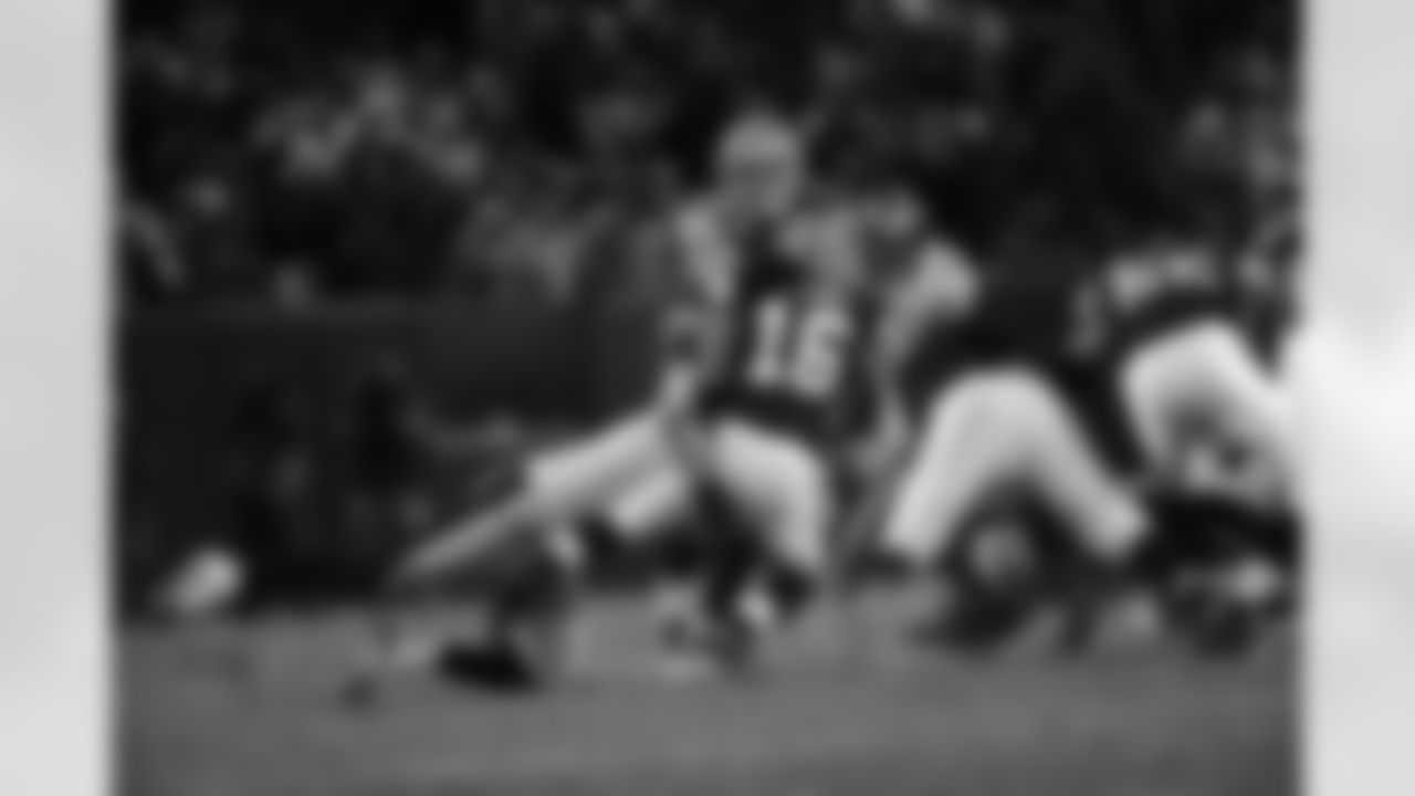 09_CLE_Cribbs tackle