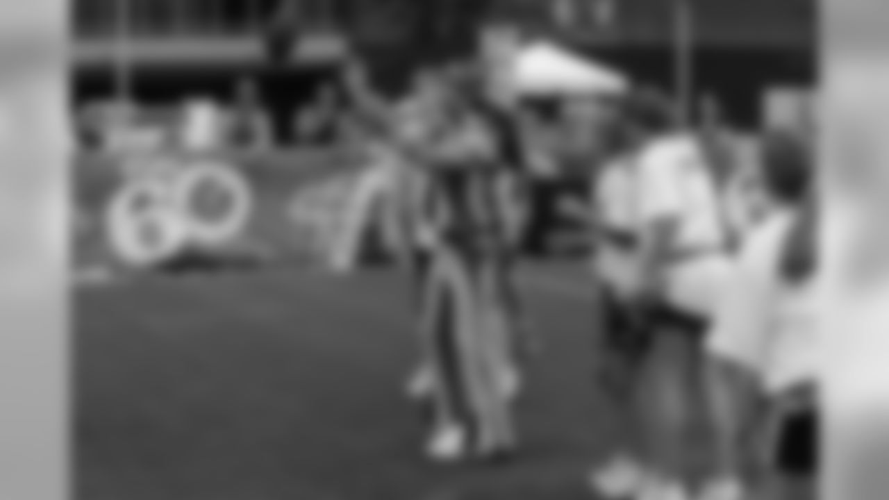 09_NFL_Clinic_Fans