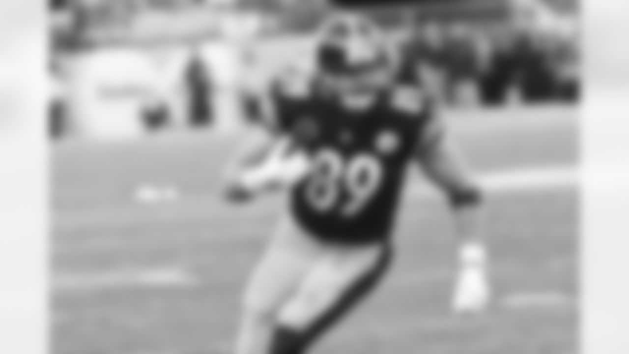 Pittsburgh Steelers tight end Vance McDonald (89) retires