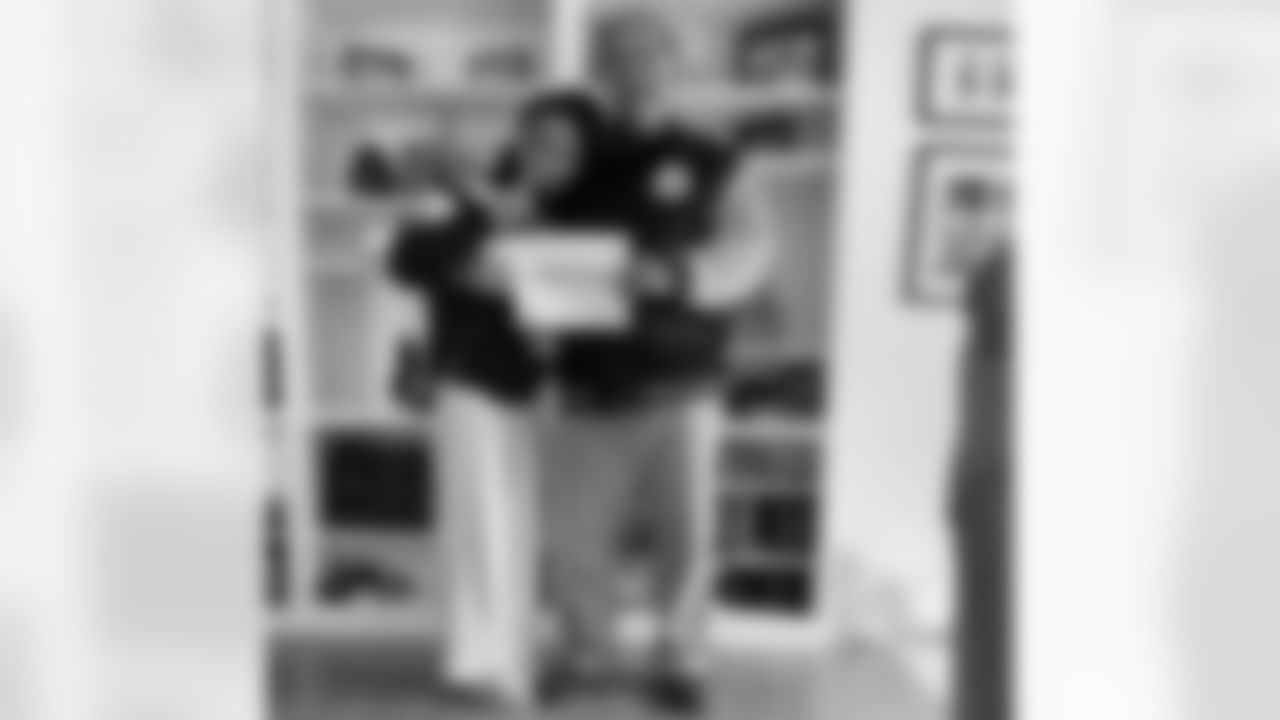 SNUTraditions_HereWeGoSigns_Jan142022259PM_Binney_Carolina_97494590_4300A9795510492C8972B8E0146EB1B2.jpeg_97494590_4300A9795510492C8972B8E0146EB1B2