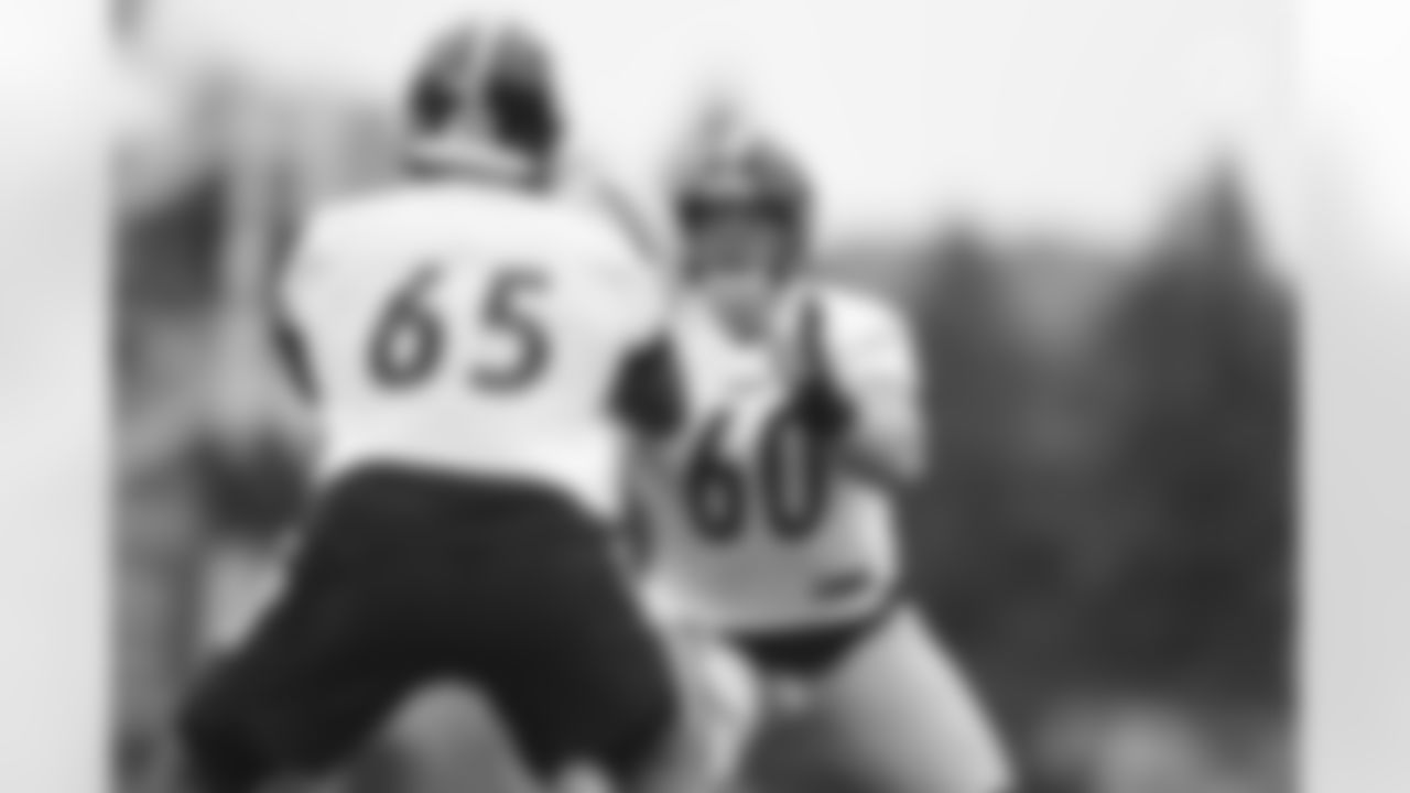 Pittsburgh Steelers center J.C. Hassenauer (60) participates in the Organized Team Activities (OTAs), Wednesday June 2, 2021 at the UPMC Rooney Sports Complex. (Karl Roser / Pittsburgh Steelers)