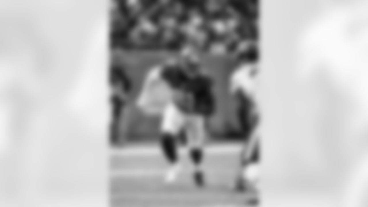 S Landon Collins leads the Giants defense with 87 total tackles (72 solo and 15 assists), has 5 interceptions and 3 sacks.