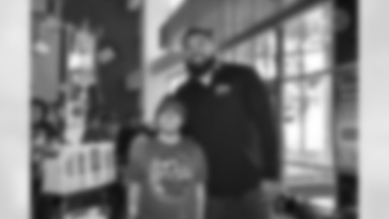 Pittsburgh Steelers defensive tackle Cameron Heyward (97) serving the Pittsburgh community.