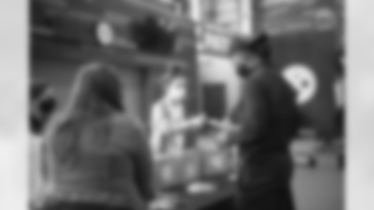 The Steelers are working with Convoy of Hope for a distribution of food and necessities for area families at Heinz Field, Saturday, May 1, 2021 in Pittsburgh, PA. (Caitlyn Epes / Pittsburgh Steelers)