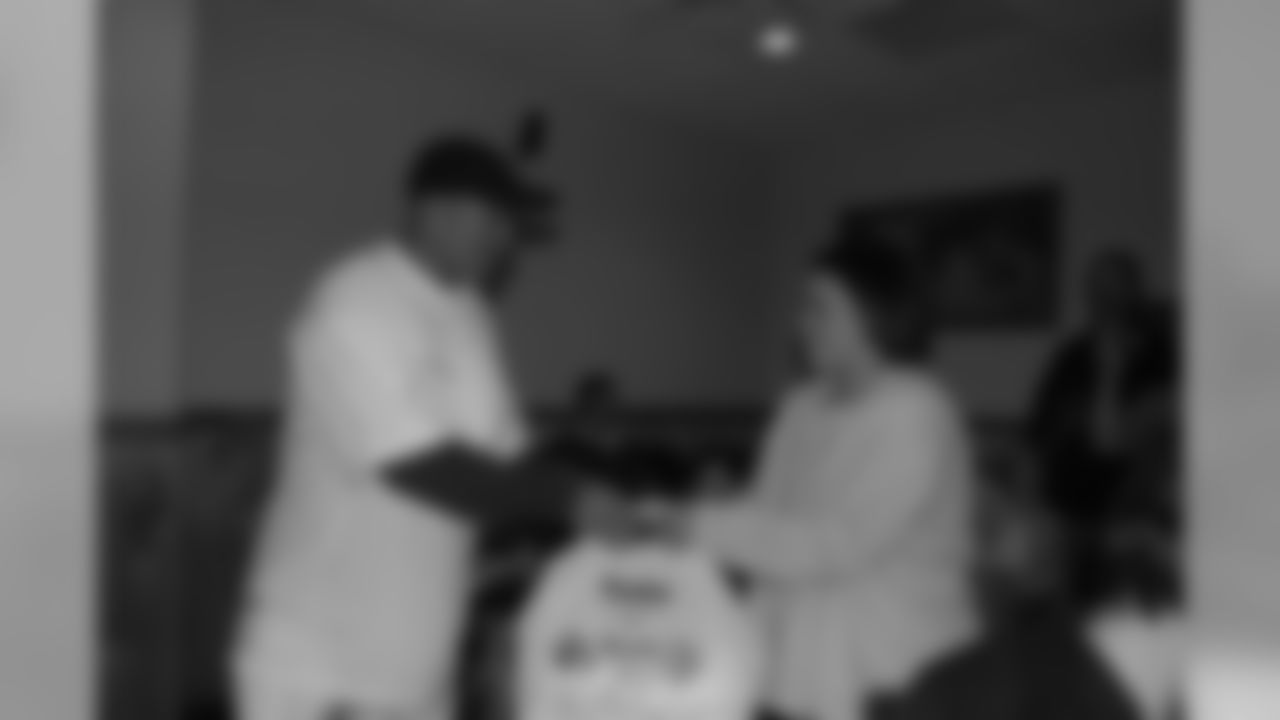 09_Hines_Ward_Helping_Hands