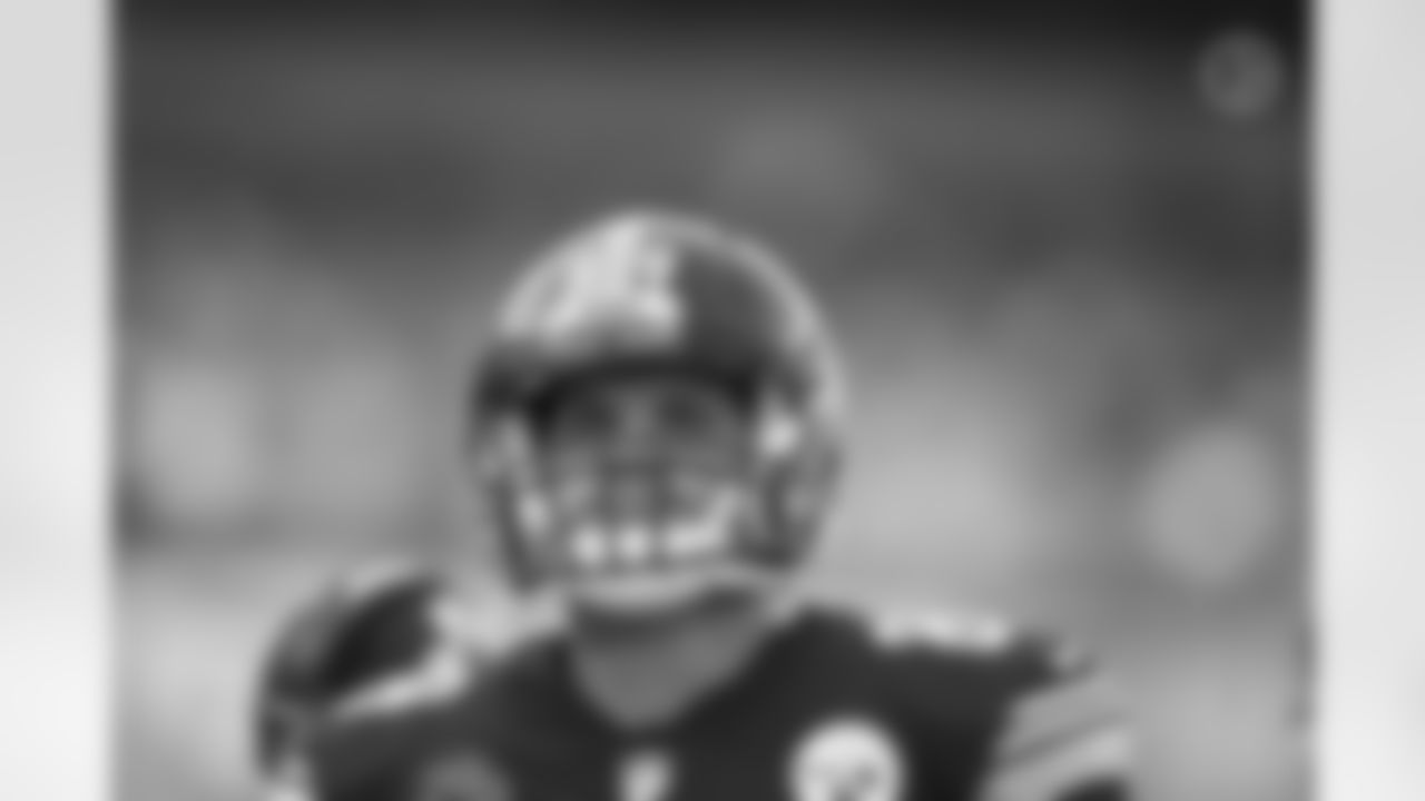 Pittsburgh Steelers tight end Vance McDonald (89) retires