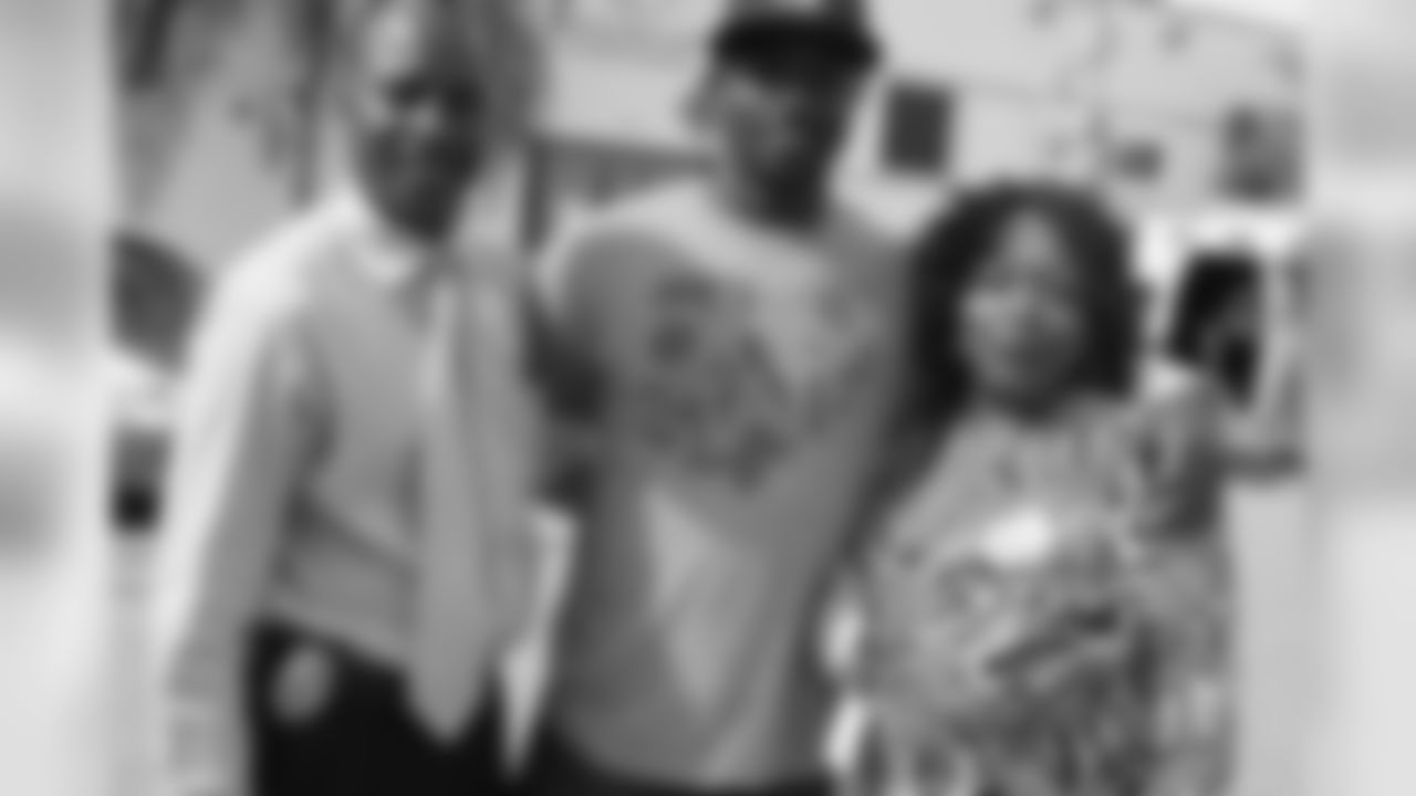 09_Holmes_Thanksgiving_TurkeyGiveaway
