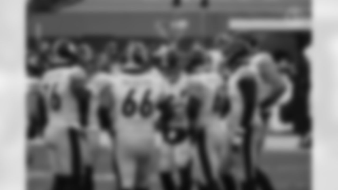 Pittsburgh Steelers huddle during a regular season game between the Pittsburgh Steelers and the Cleveland Browns, Sunday, Jan. 3, 2021 in Cleveland, OH. (Caitlyn Epes / Pittsburgh Steelers)