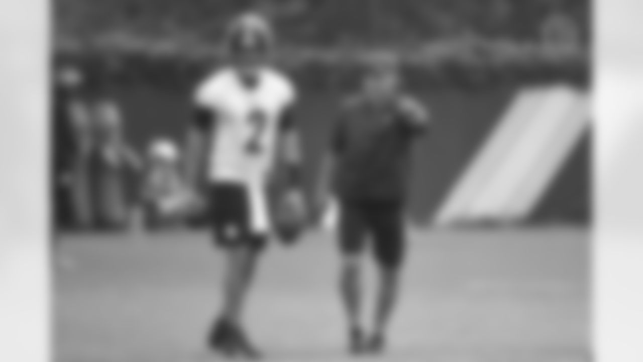 Pittsburgh Steelers Quarterback Coach Mike Sullivan and Pittsburgh Steelers quarterback Mason Rudolph (2) during practice at the UPMC Rooney Sports Complex preparing for a Week 2 matchup against the Las Vegas Raiders, Thursday, Sept. 16, 2021 in Pittsburgh, PA. (Caitlyn Epes / Pittsburgh Steelers)
