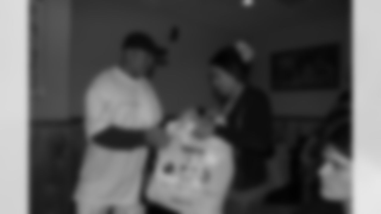 09_Hines_Ward_Helping_Hands