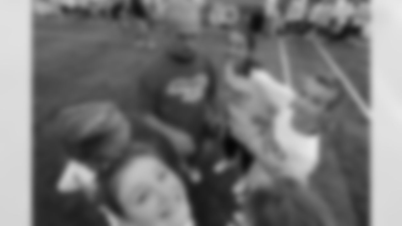 09_NFL_Clinic_Bleier_Fans