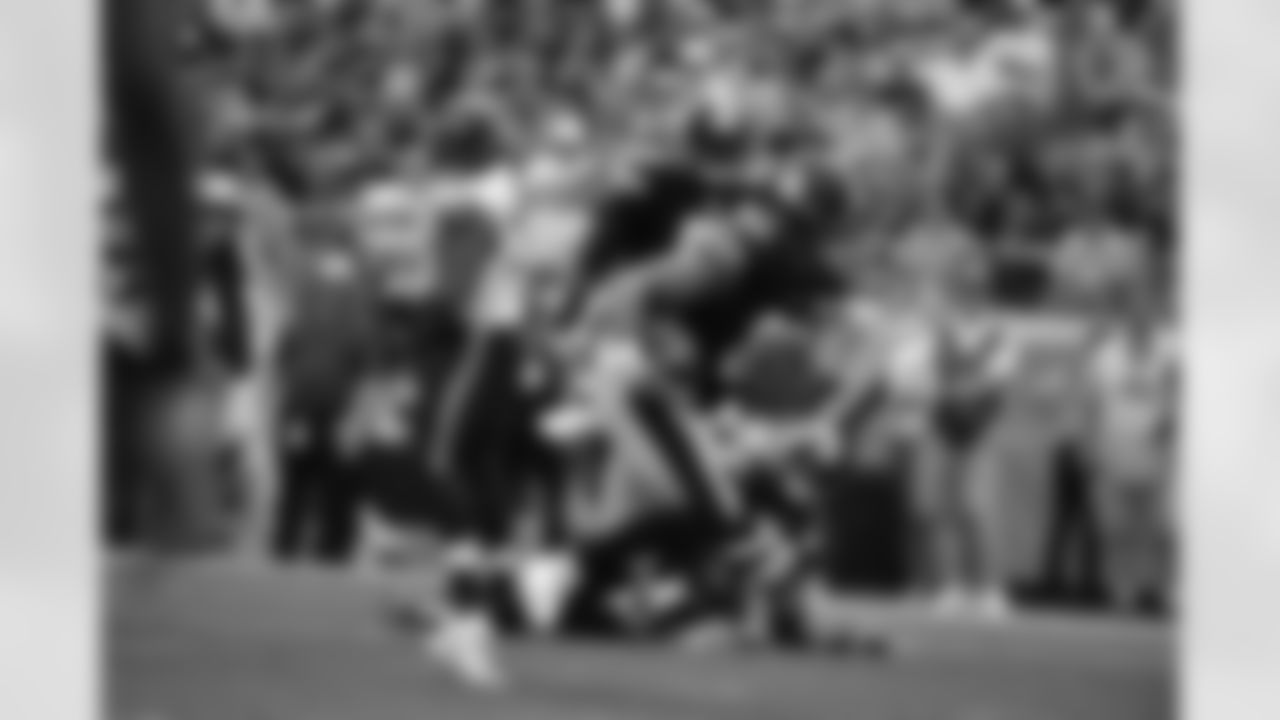 Pittsburgh Steelers tight end Vance McDonald (89) retires