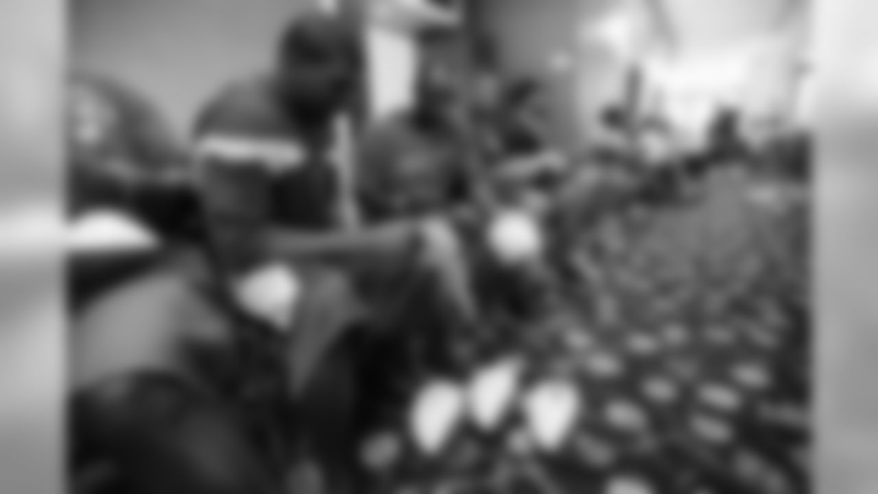 08_SB_FootballSigning_Holmes_timmons