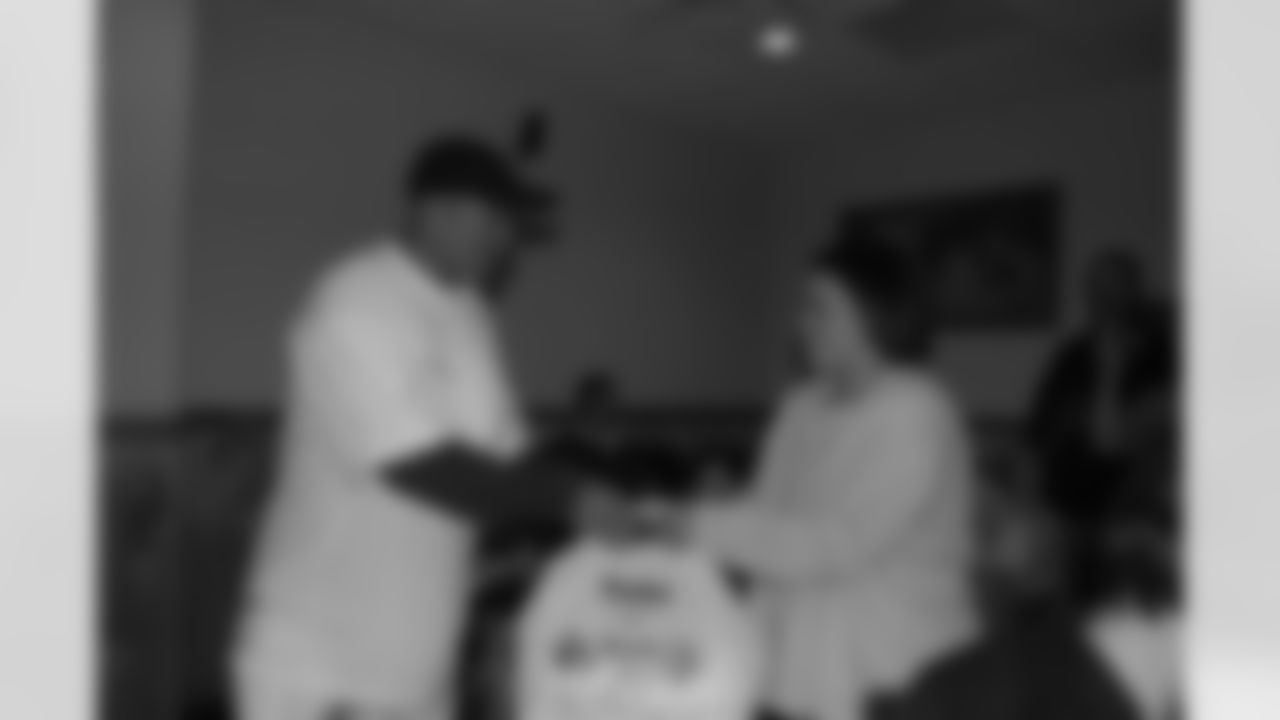 09_Hines_Ward_Helping_Hands