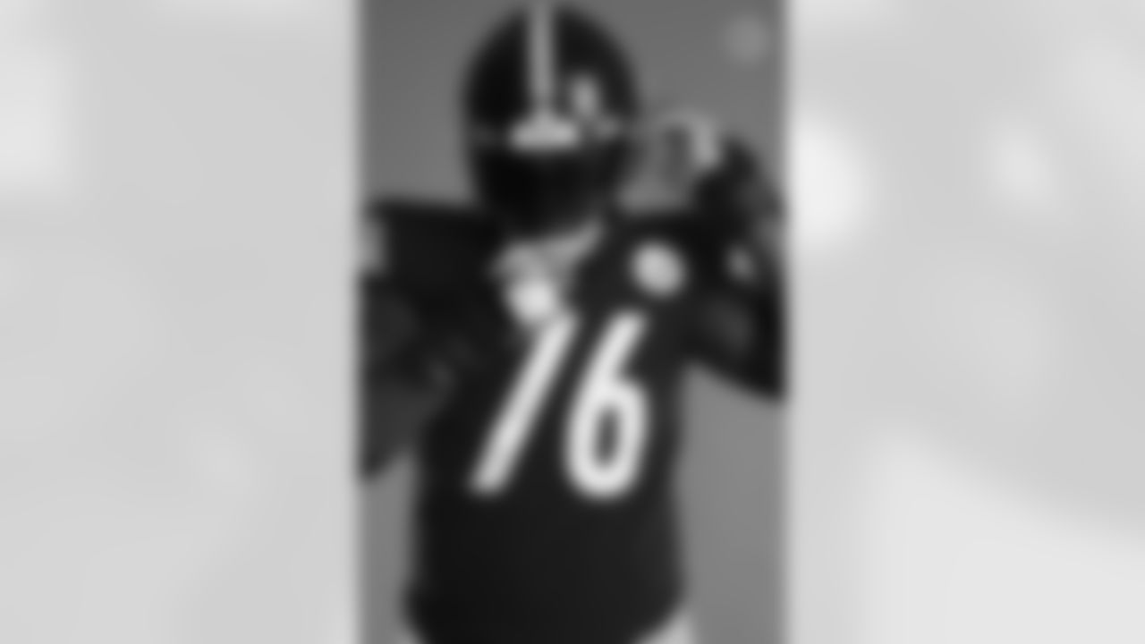 Pittsburgh Steelers offensive lineman Chukwuma Okorafor (76) poses for a photo during the Steelers 2021 media day, Saturday, July 24, 2021 in Pittsburgh, PA. (Caitlyn Epes / Pittsburgh Steelers)