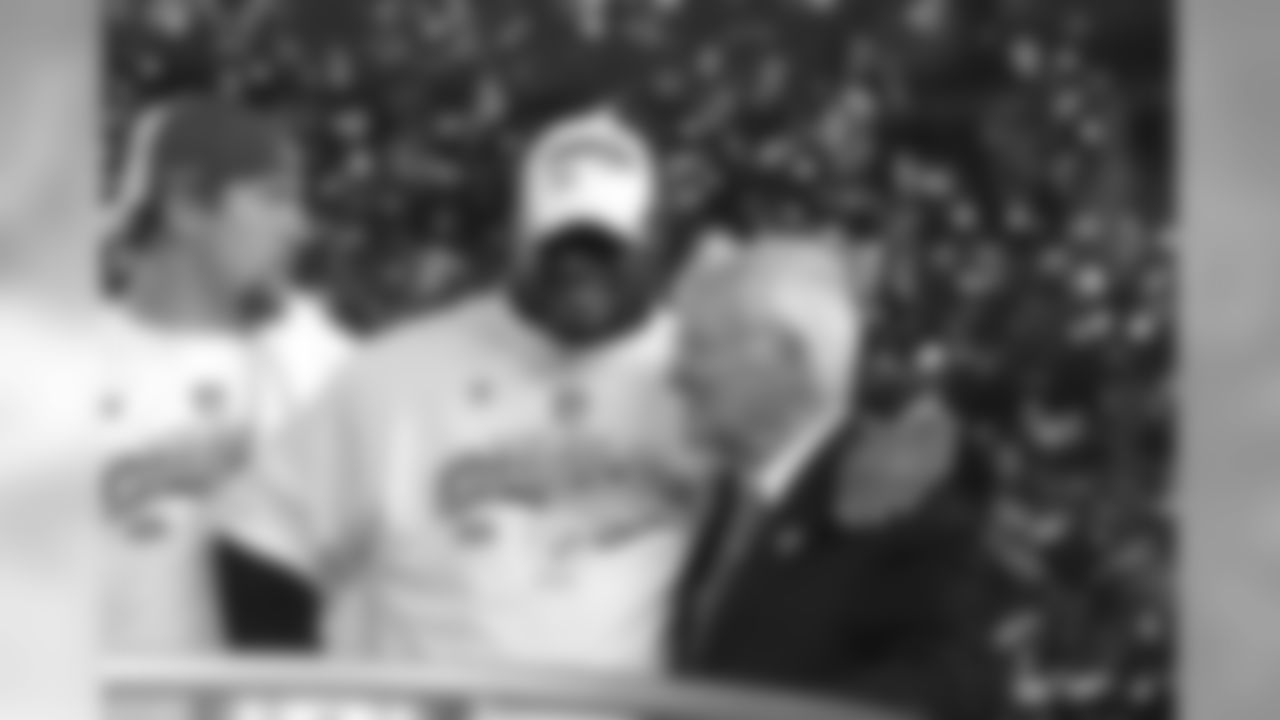 Head Coach Mike Tomlin puts his arm around Dan Rooney on the podium after winning Super Bowl XLIII.