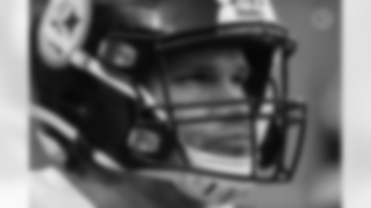 Pittsburgh Steelers tight end Vance McDonald (89) retires