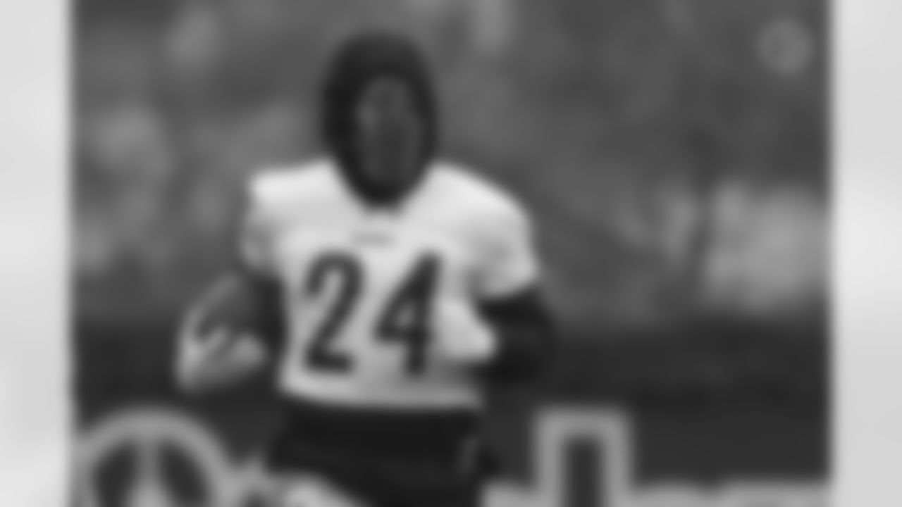 Pittsburgh Steelers running back Benny Snell Jr. (24) practices at the UPMC Rooney Sports Complex preparing for a Week 14 matchup against the Buffalo Bills, Wednesday, Dec. 9, 2020 in Pittsburgh, PA. (Caitlyn Epes / Pittsburgh Steelers)